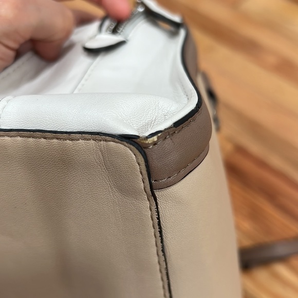 Guess ORIGINAL- FAUX-LEATHER SATCHEL GUESS BAG NGN 25000 immaculately EUC 💯🔥🔥 - Picture 14 of 15